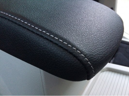 Перетяжка центрального подлокотника Перетяжка центрального подлокотника